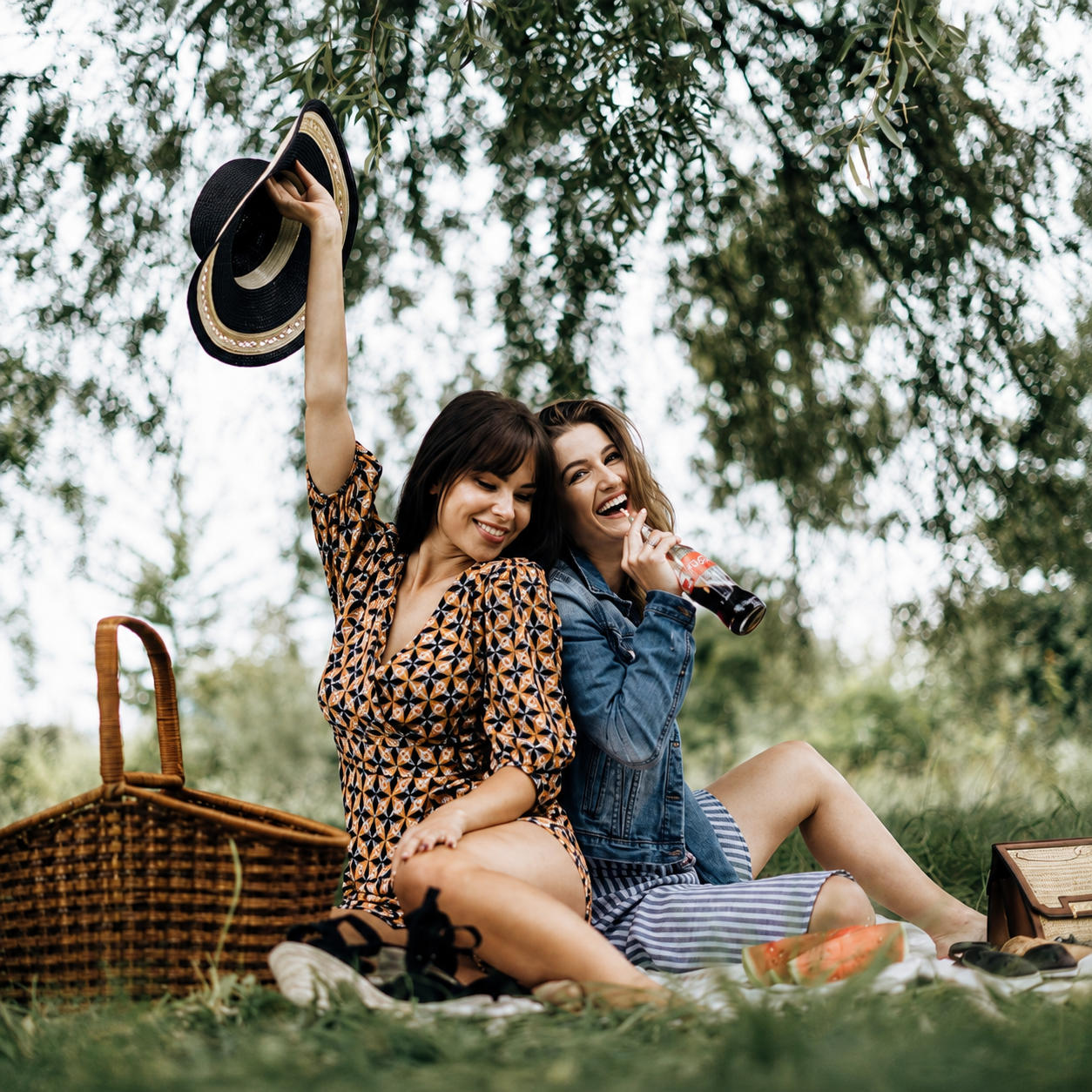 Fashion lifestylový vizuál s dvoma ženami